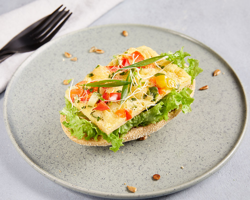 Vegetaromelett, halvt rundstykke