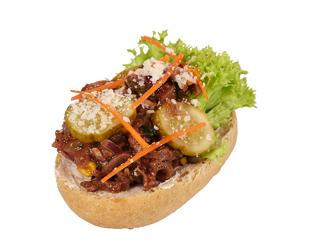 Rundstykke BBQ-biffsalat, halvt