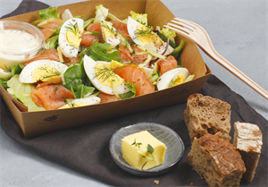 Salat med egg og laks smør, brød vedsiden av. Foto