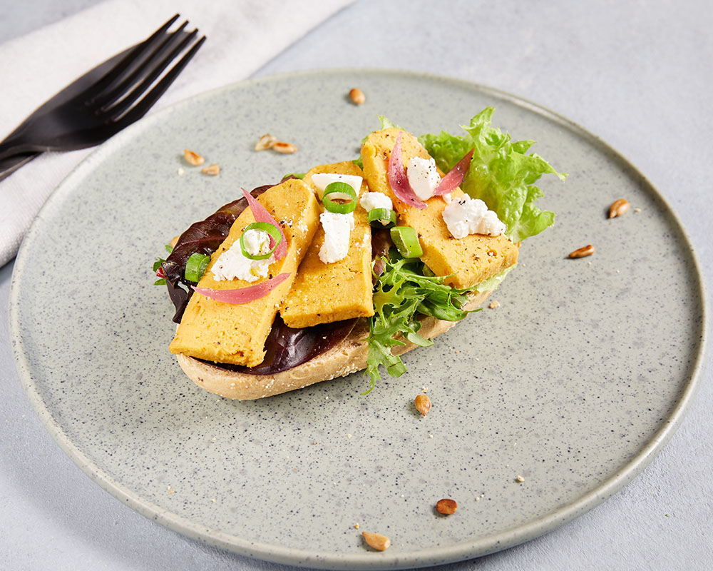 Rundstykke Vegetarpat, feta og syltet lk, halvt