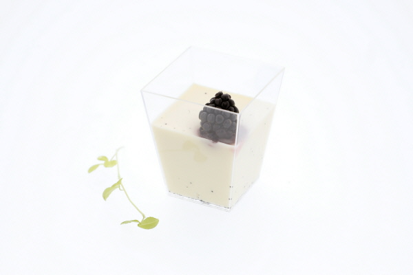Pannacotta servert med bjrnebr