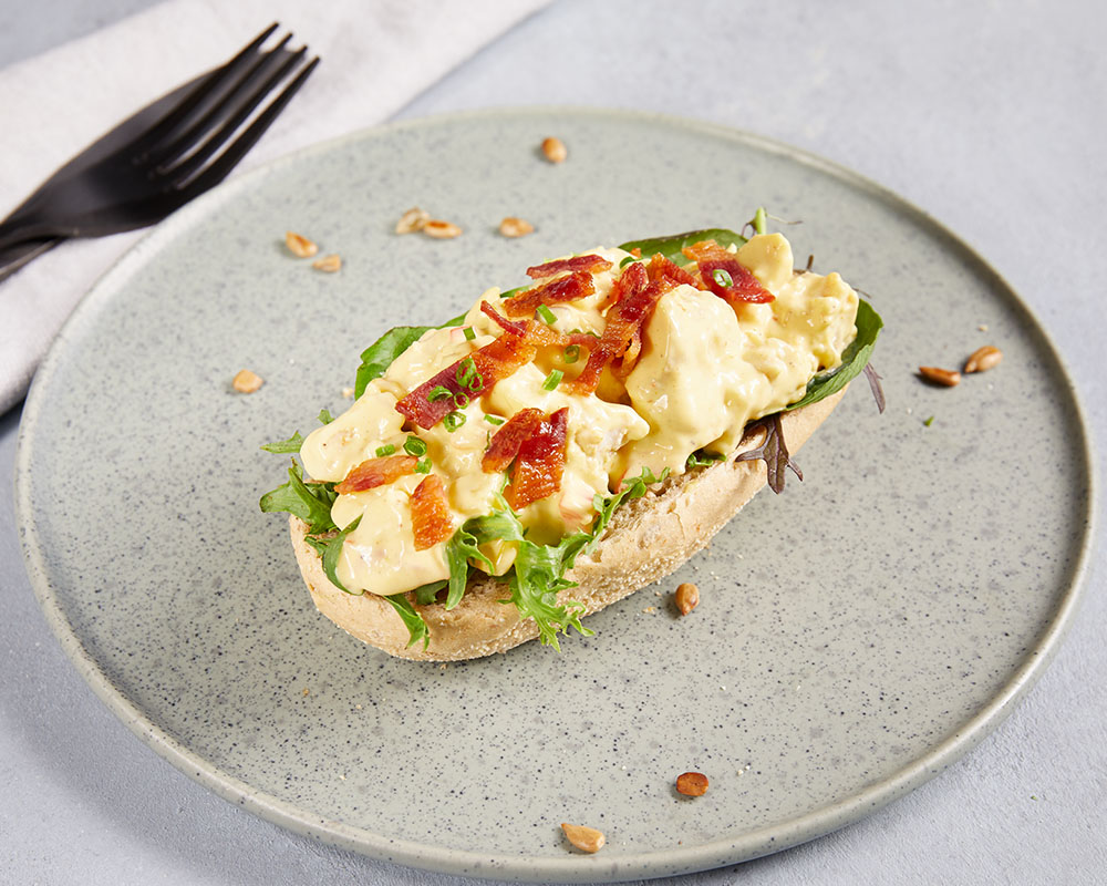 Rundstykke Kyllingsalat og sprstekt bacon, halvt