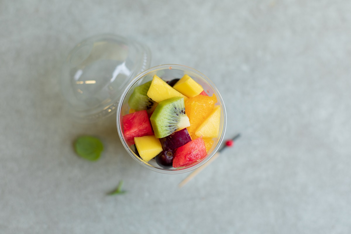 Oppskret frisk frukt i beger
