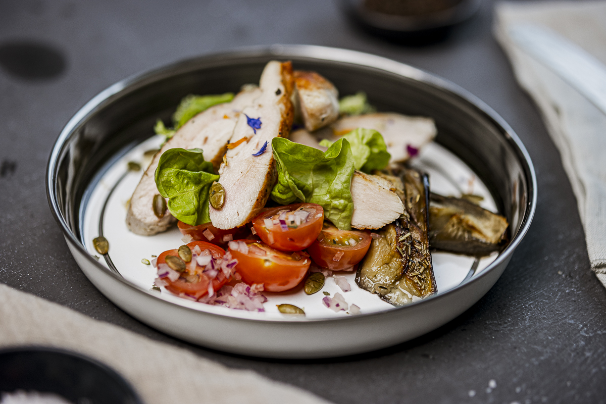 Grillet kyllingbryst, brokkolisalat og aubergine