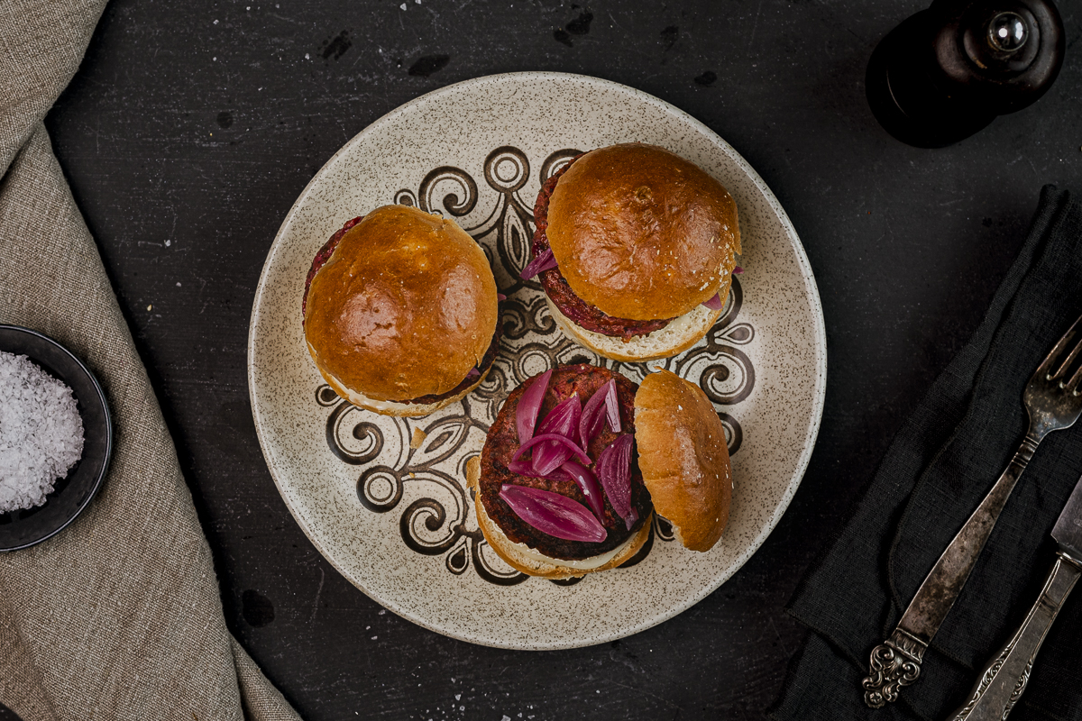 Chipotle vegansliders i brød med syltet rødløk
