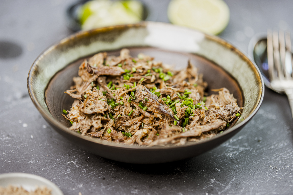 Pulled pork av svinenakke. Foto