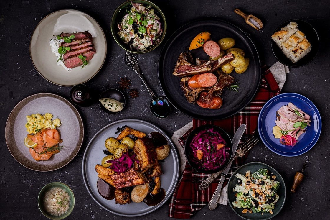 Klassisk julebuffet med ribbe og pinnekjtt