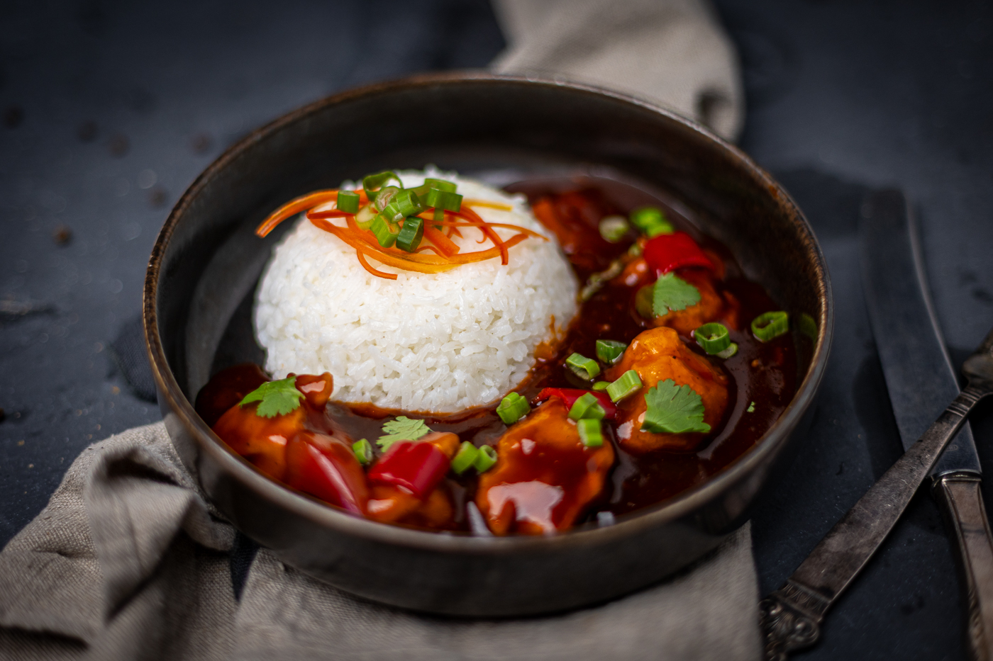 Sweet and sour spicy Koreansk kylling lunsj